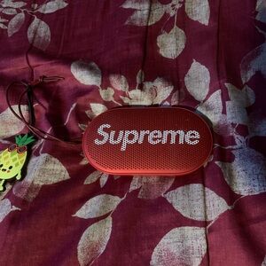 Supreme Scarlet Audio Device B&o2